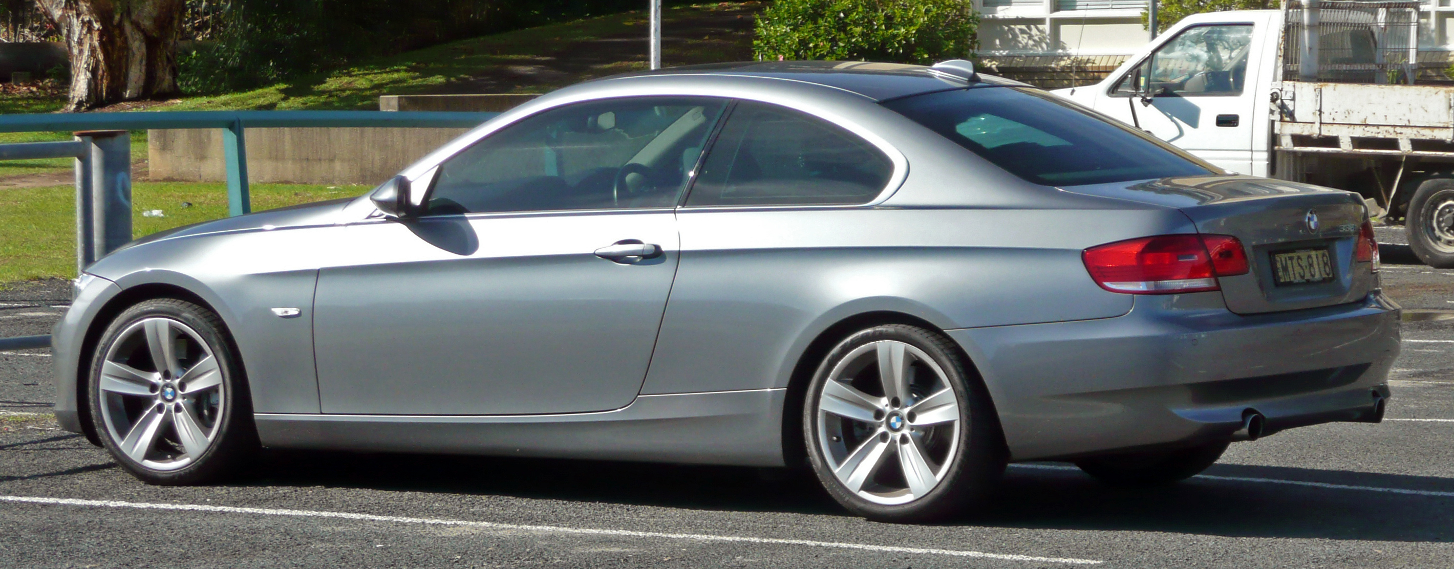 File:2006-2010 BMW 335i (E92) coupe 03.jpg - Wikimedia Commons