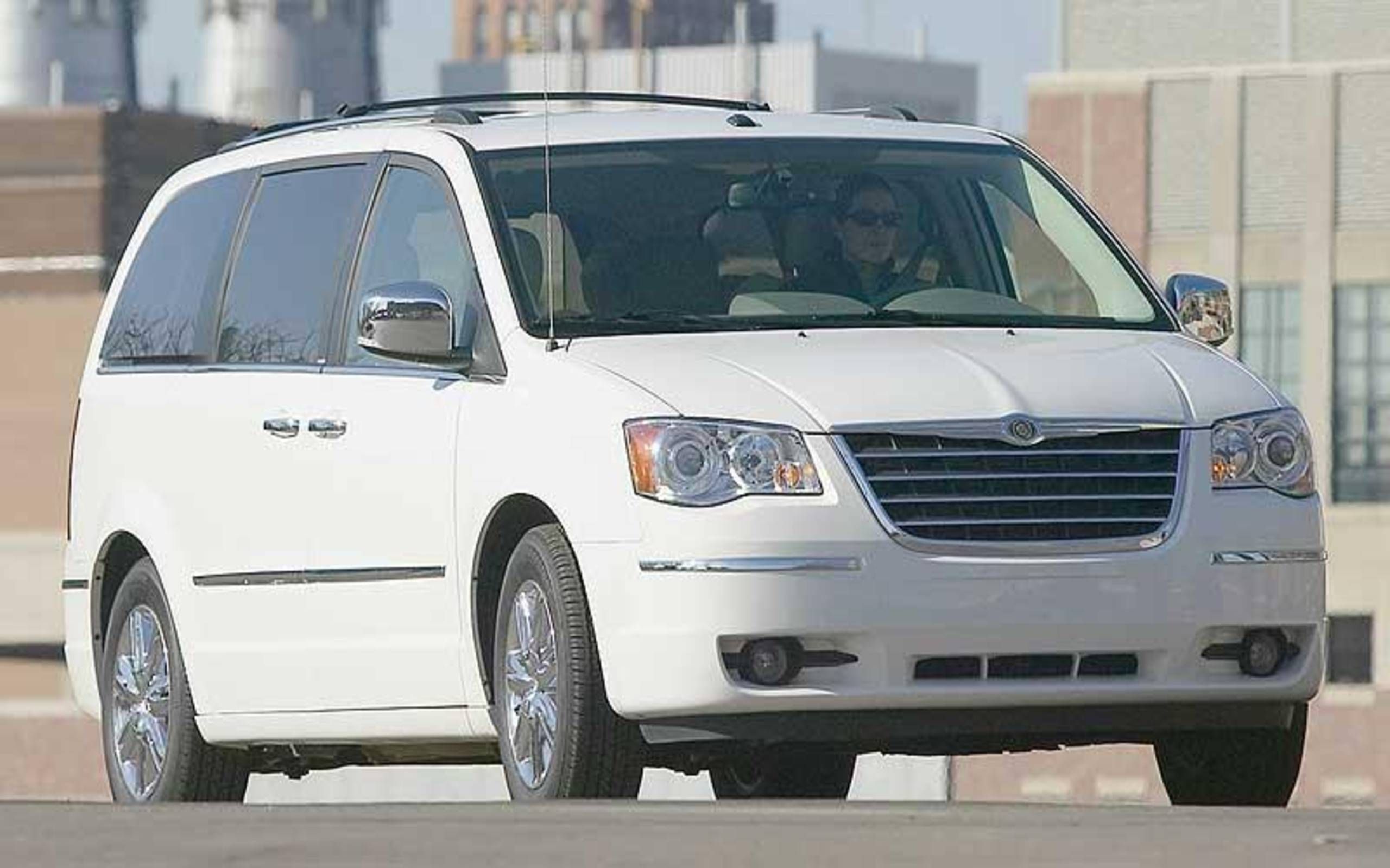 2008 Chrysler Town & Country Limited: Where's the fridge? A year in our Town  & Country may be an exercise in utility