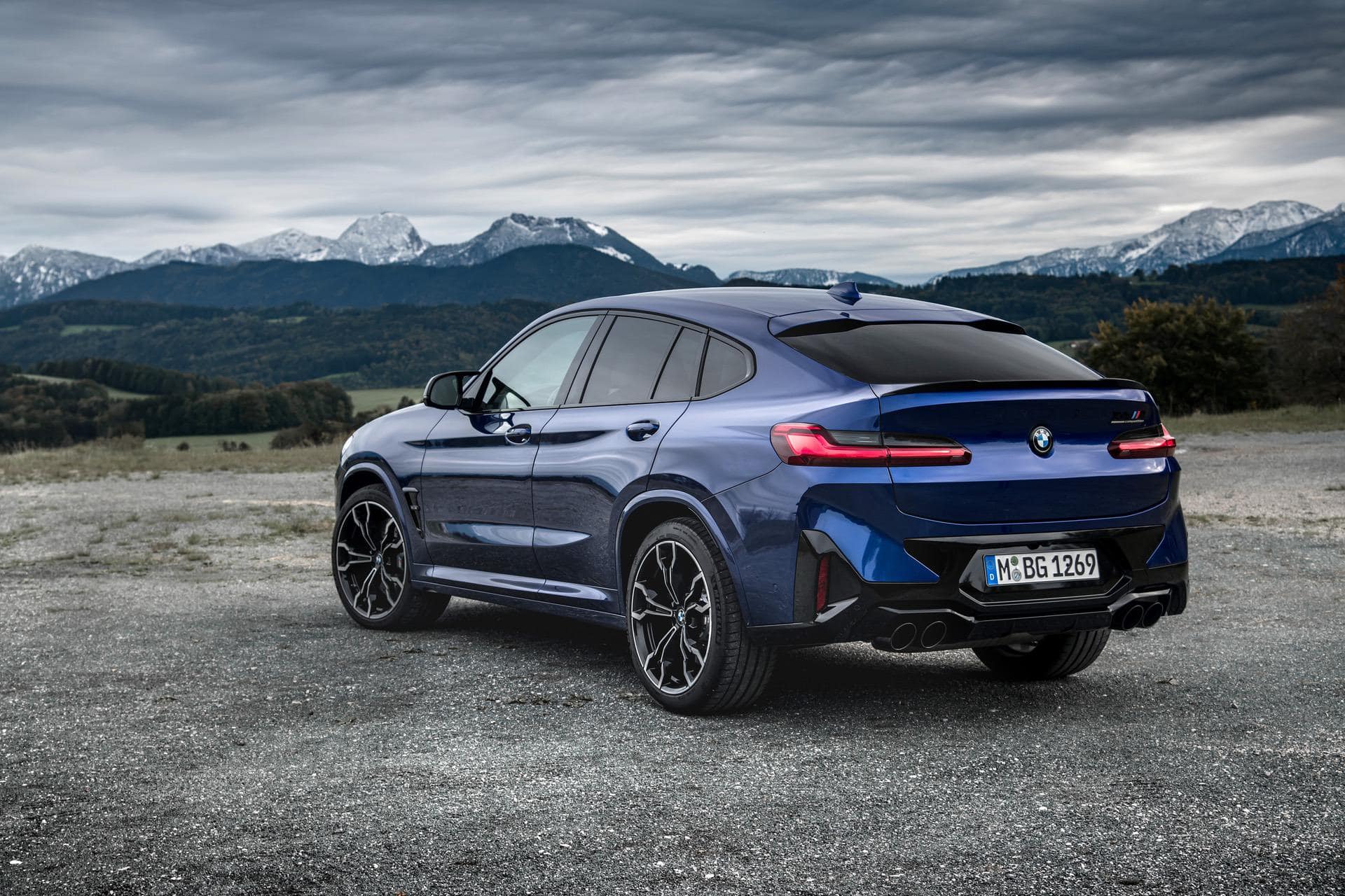Marina Bay Blue highlights the design of the 2022 BMW X4 M Competition