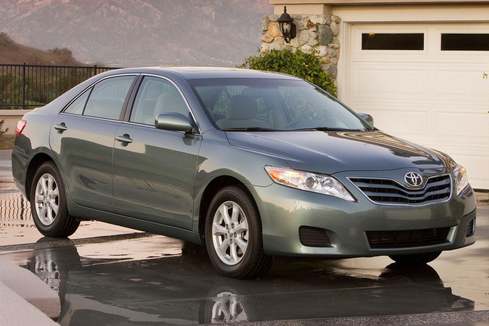 2010 Toyota Camry Review & Ratings | Edmunds