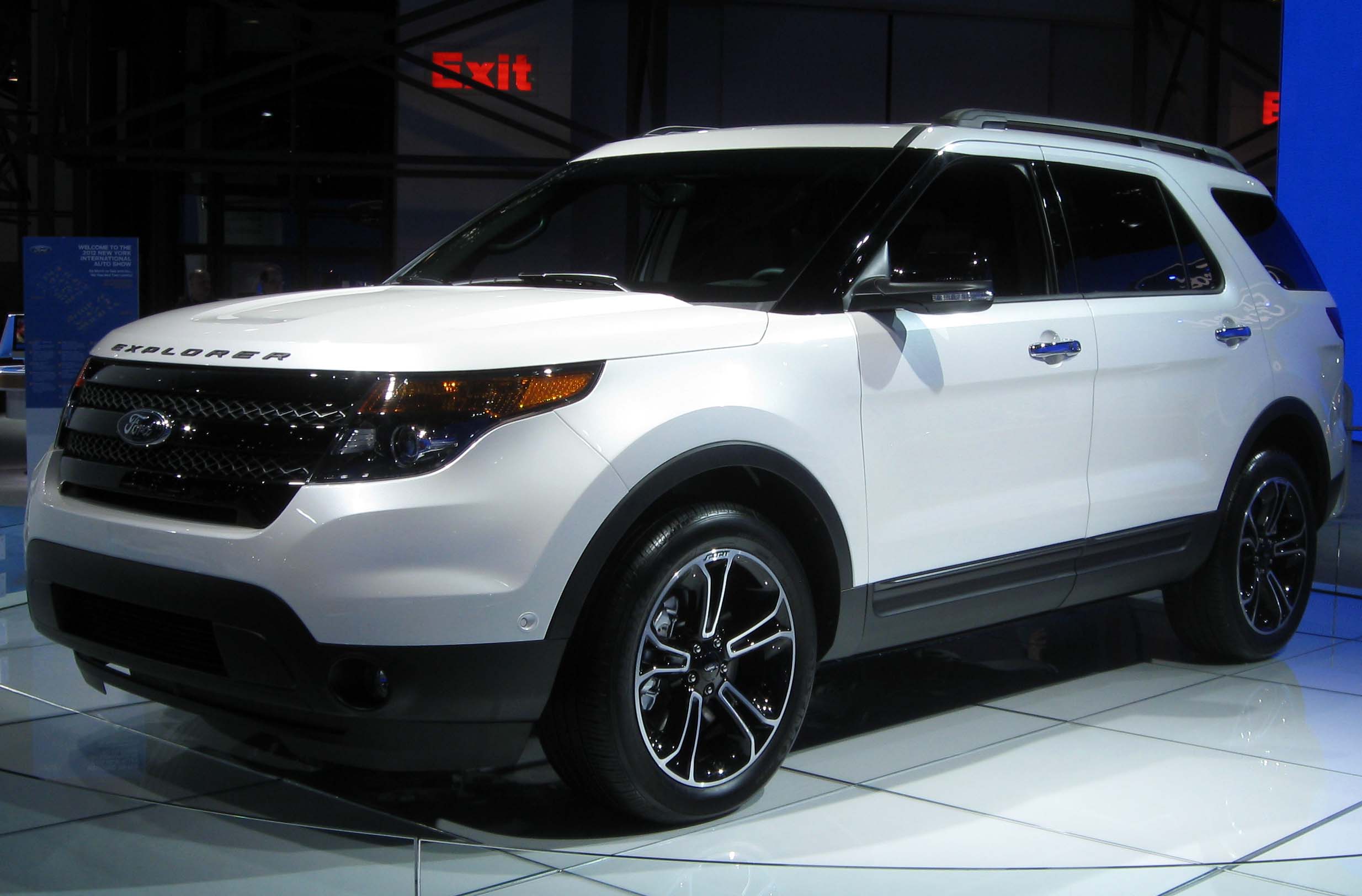 File:2013 Ford Explorer Sport -- 2012 NYIAS.JPG - Wikimedia Commons