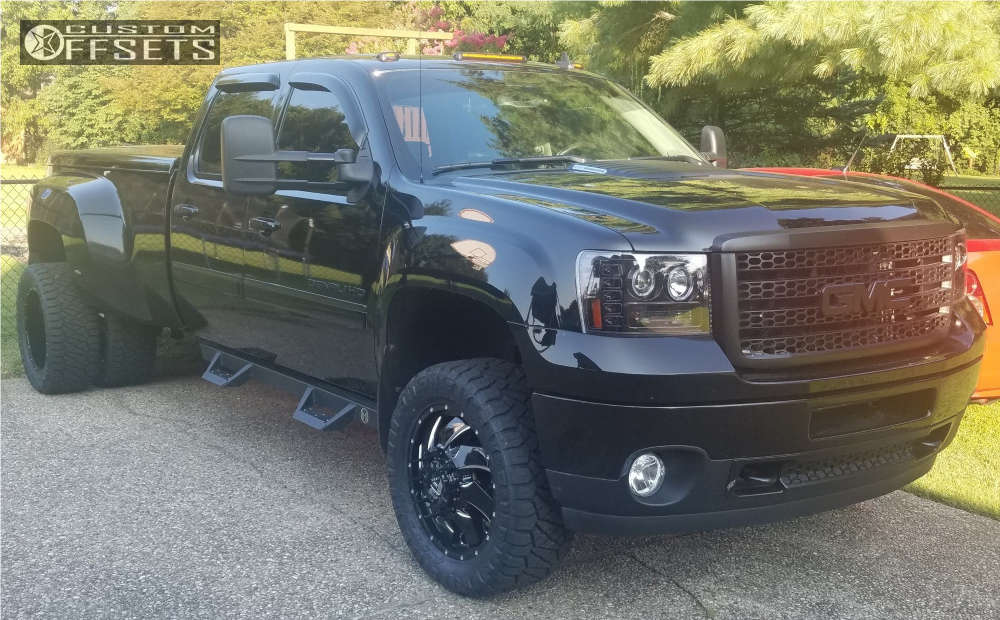 2014 GMC Sierra 3500 HD with 20x8.25 105 Fuel Cleaver and 33/12.5R20 Nitto  Ridge Grappler and Leveling Kit | Custom Offsets