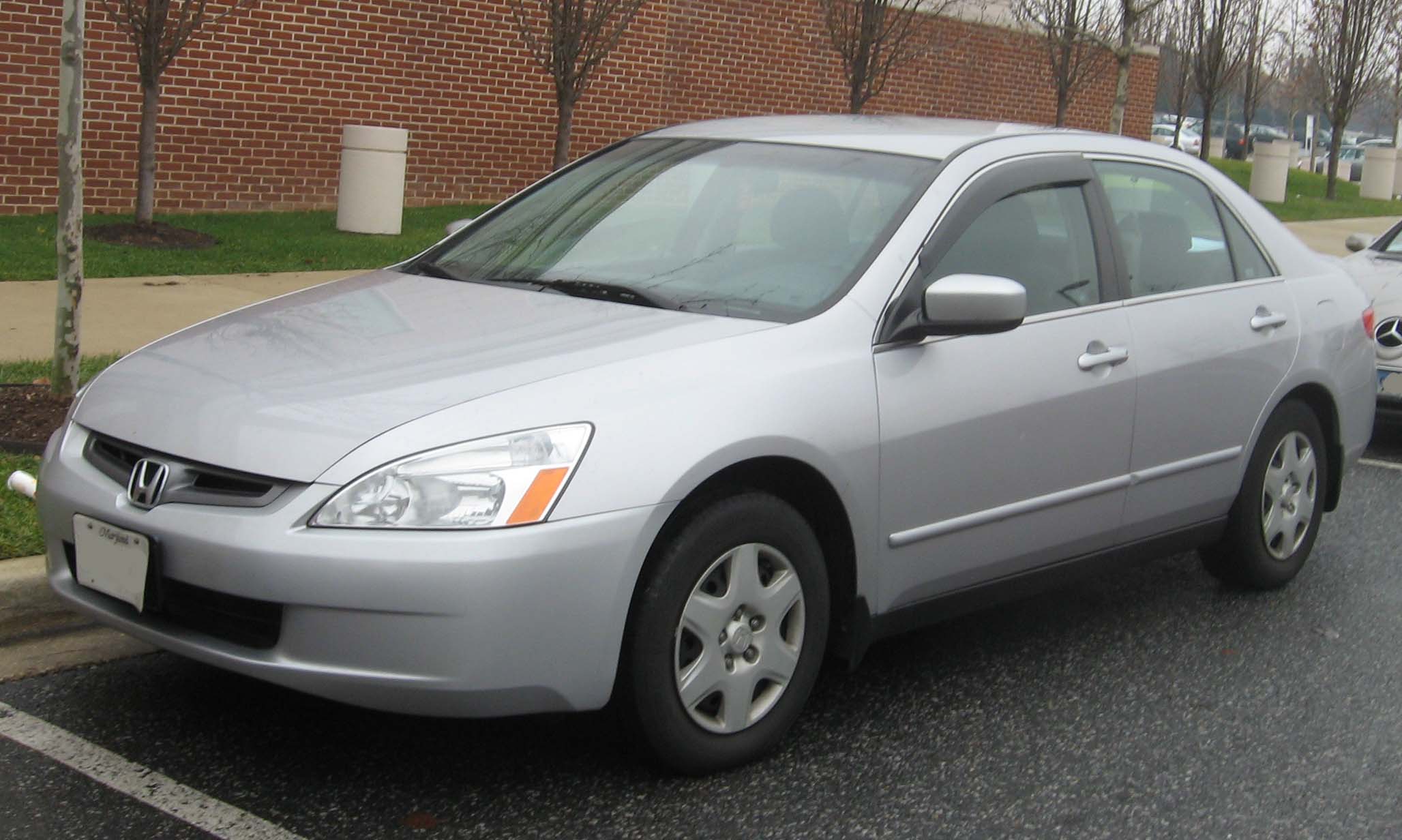 File:2003-2004 Honda Accord LX sedan.jpg - Wikimedia Commons