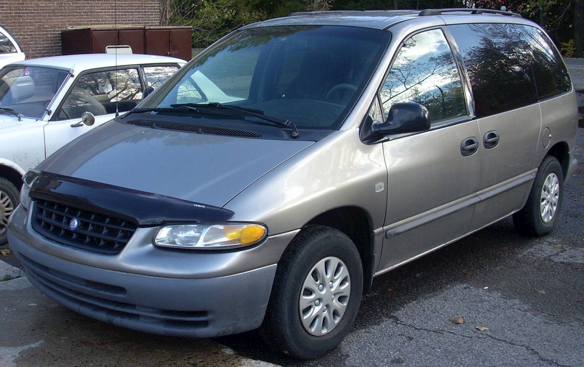 1997 Plymouth Voyager Base - Passenger Minivan 2.4L auto