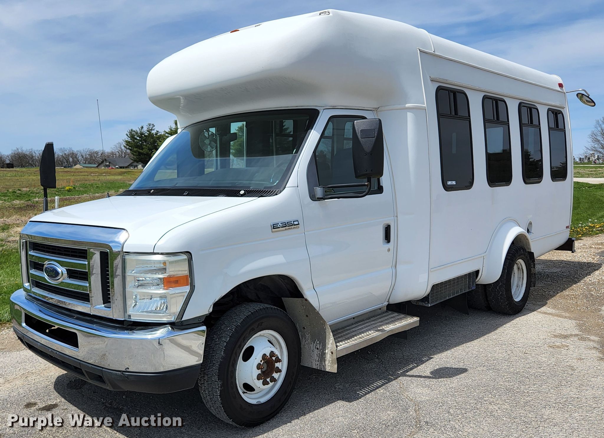 2009 Ford E350 Super Duty bus in Moscow Mills, MO | Item KE9766 sold |  Purple Wave