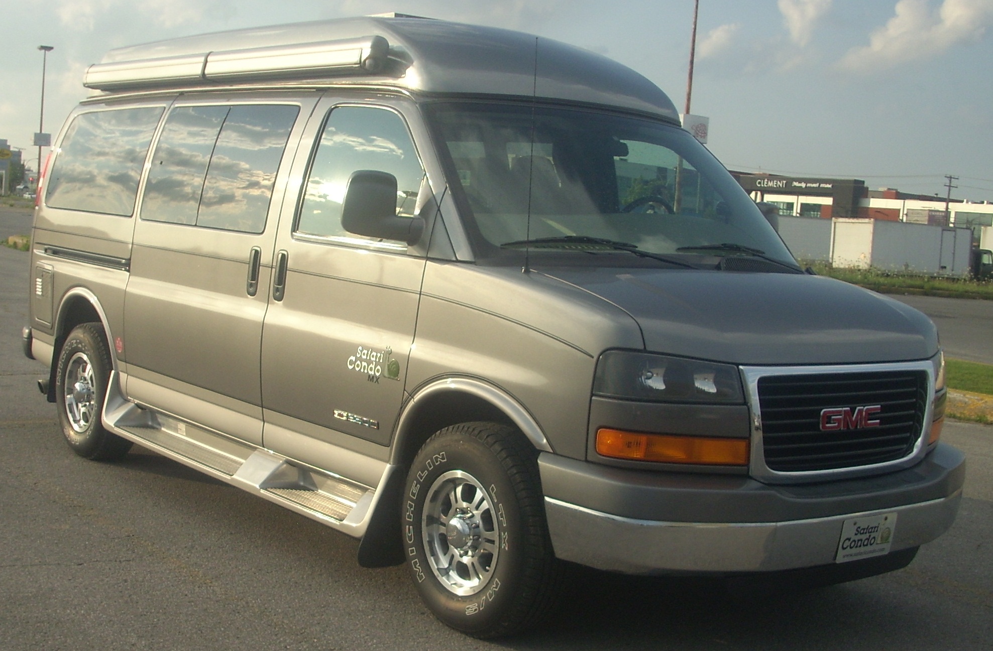 File:GMC Savana Van 3500 Safari Cargo MX (Les chauds vendredis '10).jpg -  Wikimedia Commons