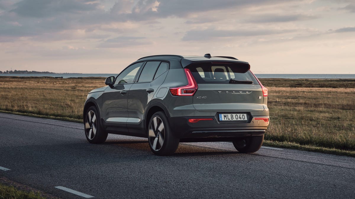 2023 Volvo XC40 Gets a New Face - CNET