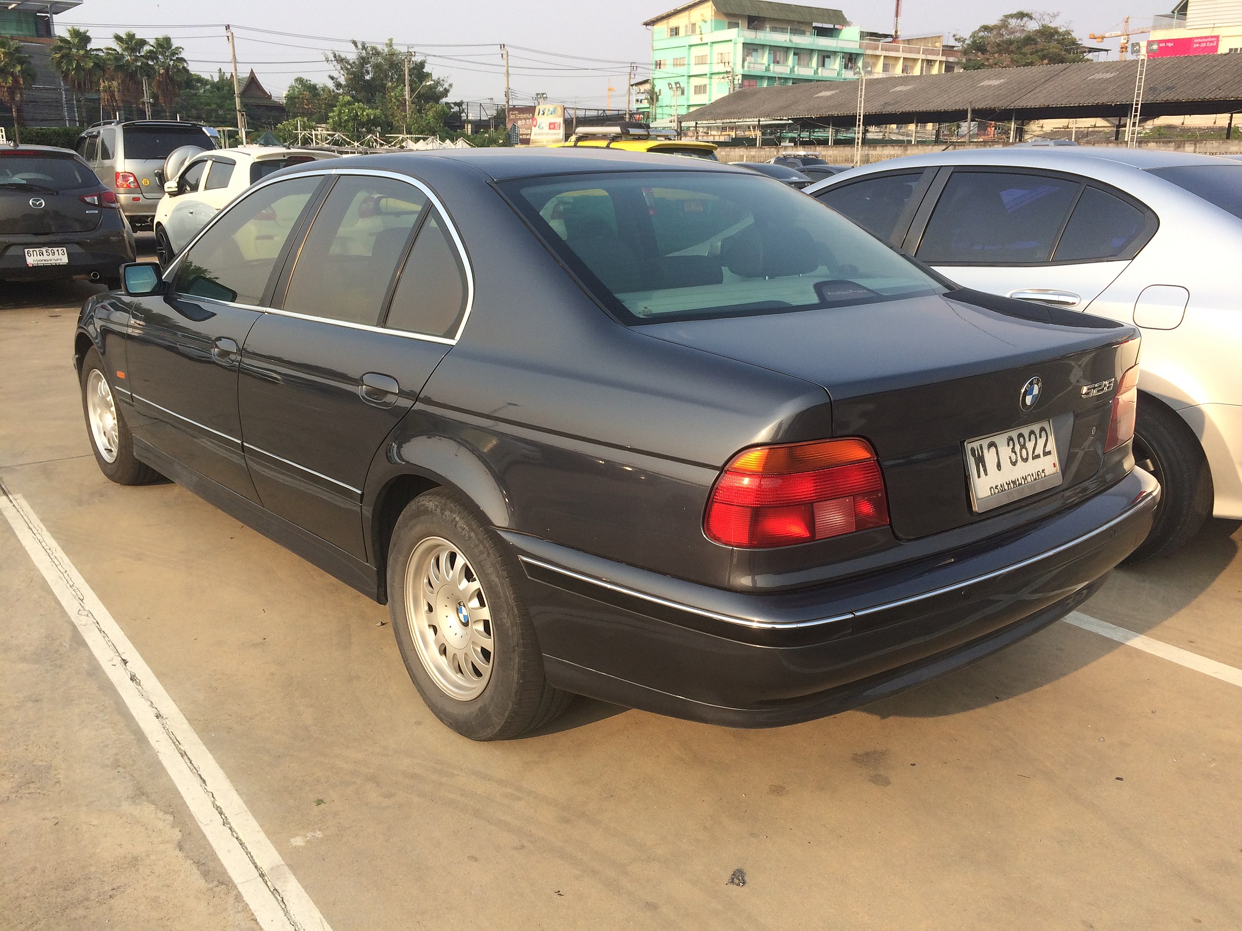 File:1997-1998 BMW 528i (E39) Sedan (26-03-2018) 03.jpg - Wikimedia Commons