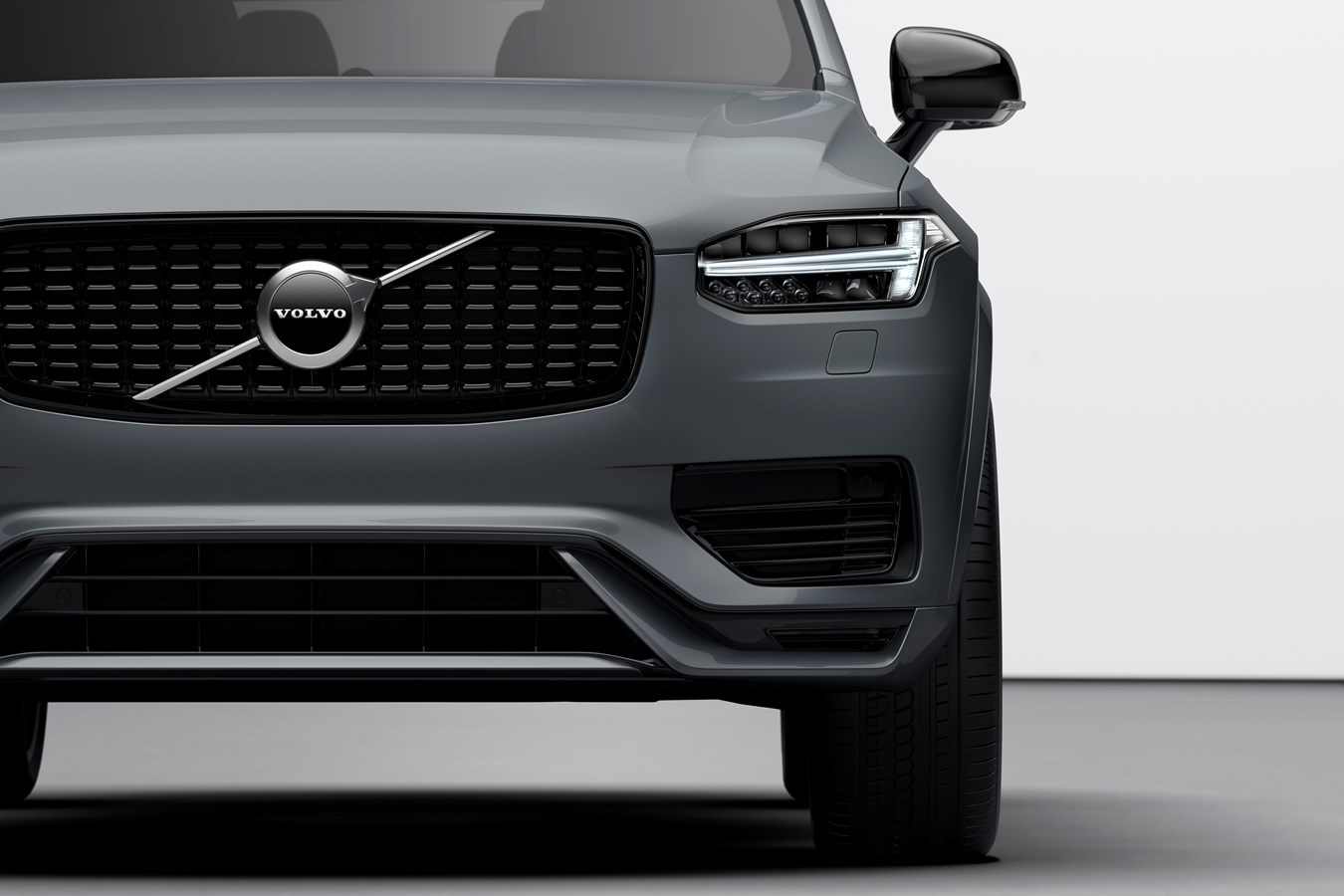 XC90 Recharge Plug-In Hybrid R-Design, in Thunder Grey - Volvo Car USA  Newsroom