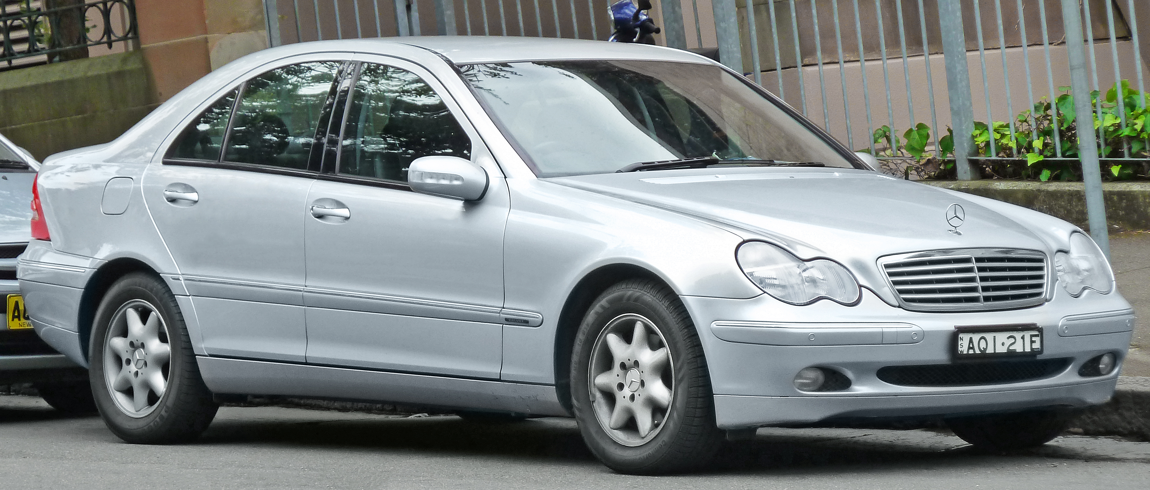 File:2004 Mercedes-Benz C 200 Kompressor (W 203) Elegance sedan  (2011-12-06).jpg - Wikimedia Commons
