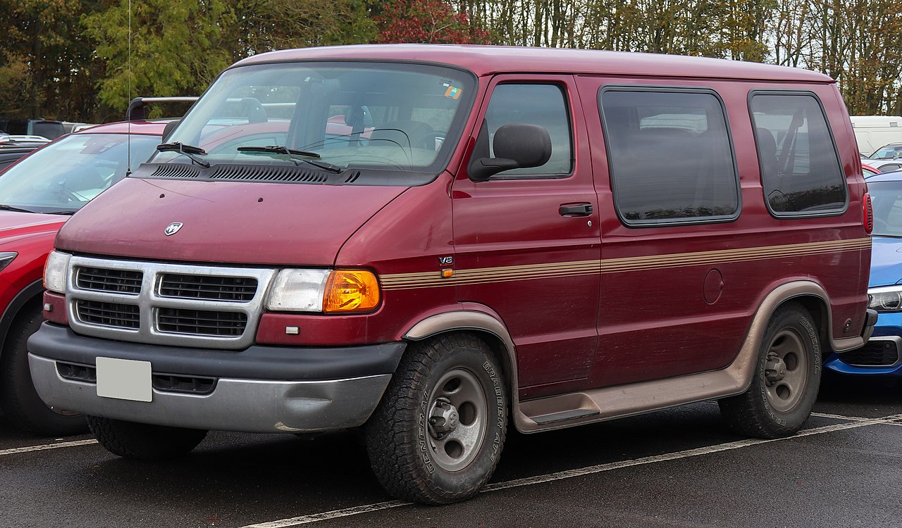 File:2002 Dodge Ram Van 5.2.jpg - Wikimedia Commons