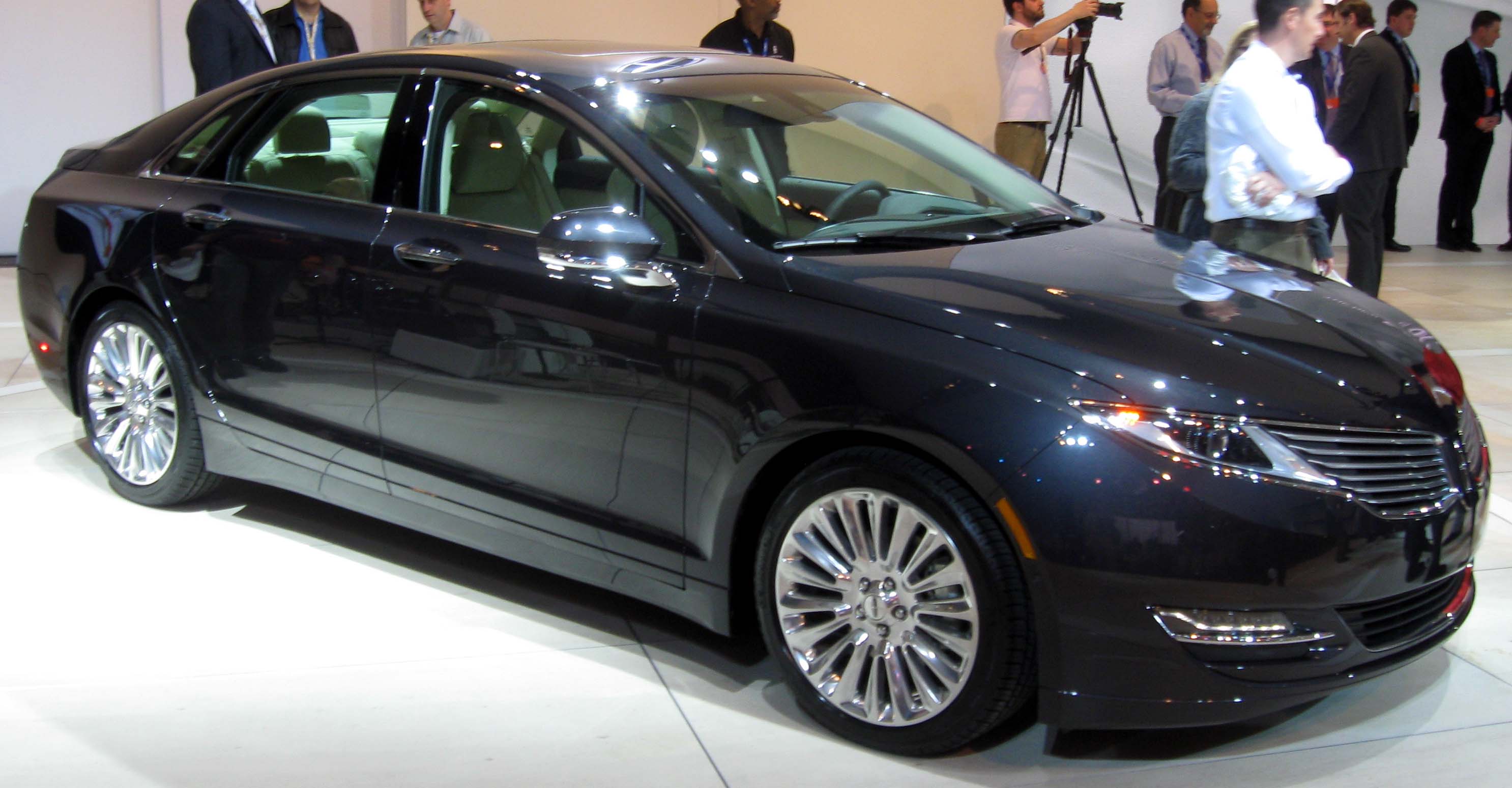 File:2013 Lincoln MKZ Hybrid -- 2012 NYIAS.JPG - Wikimedia Commons