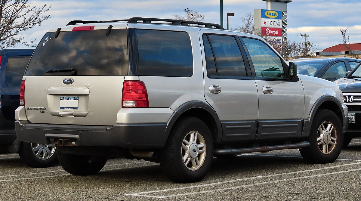 File:2005 Ford Expedition XLT, rear 1.26.20.jpg - Wikimedia Commons