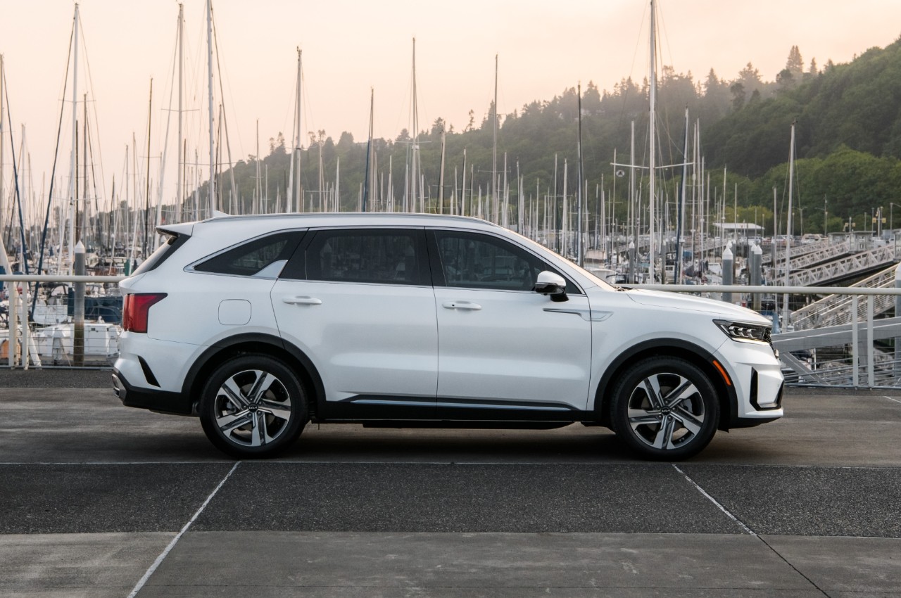 The 2022 Kia Sorento Hybrid delivers comfort and power at a great price |  Automotive Car Reviews#