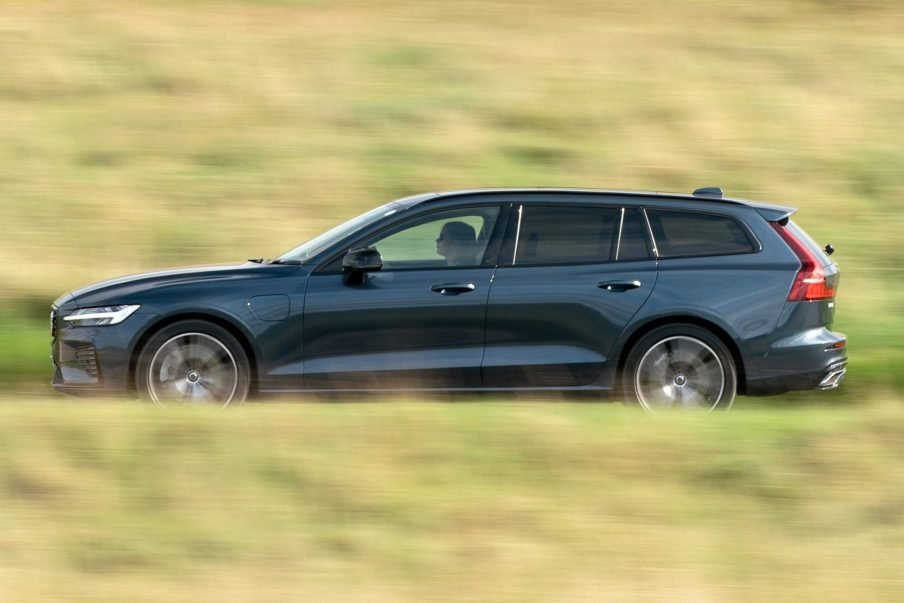 Volvo V60 Recharge: plug-in hybrid wins the space race - Read Cars