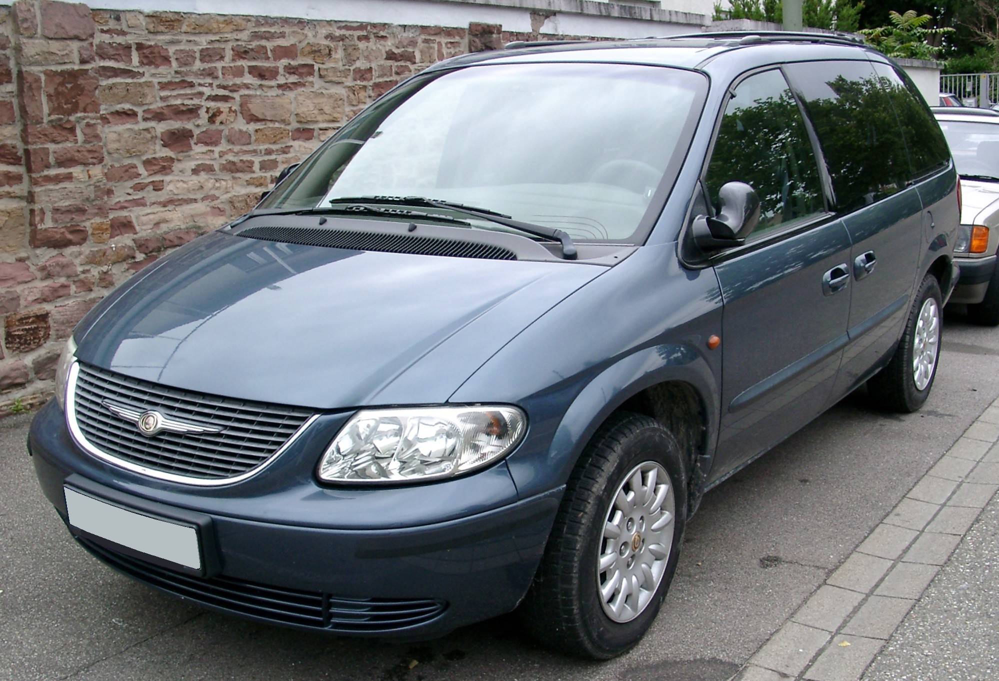 2000 Chrysler Voyager Base - Passenger Minivan 2.4L auto