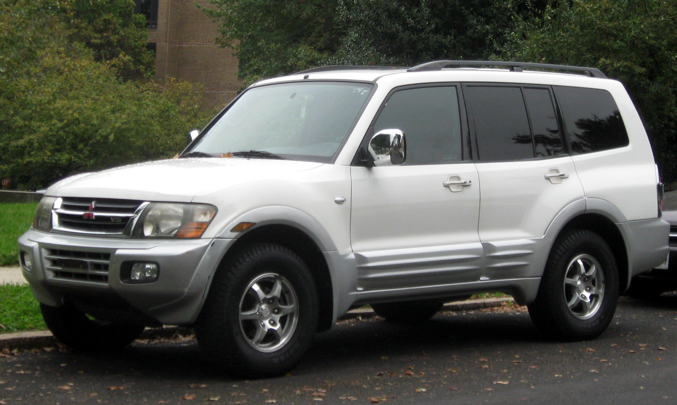 File:2001-2002 Mitsubishi Montero -- 10-12-2011.jpg - Wikipedia