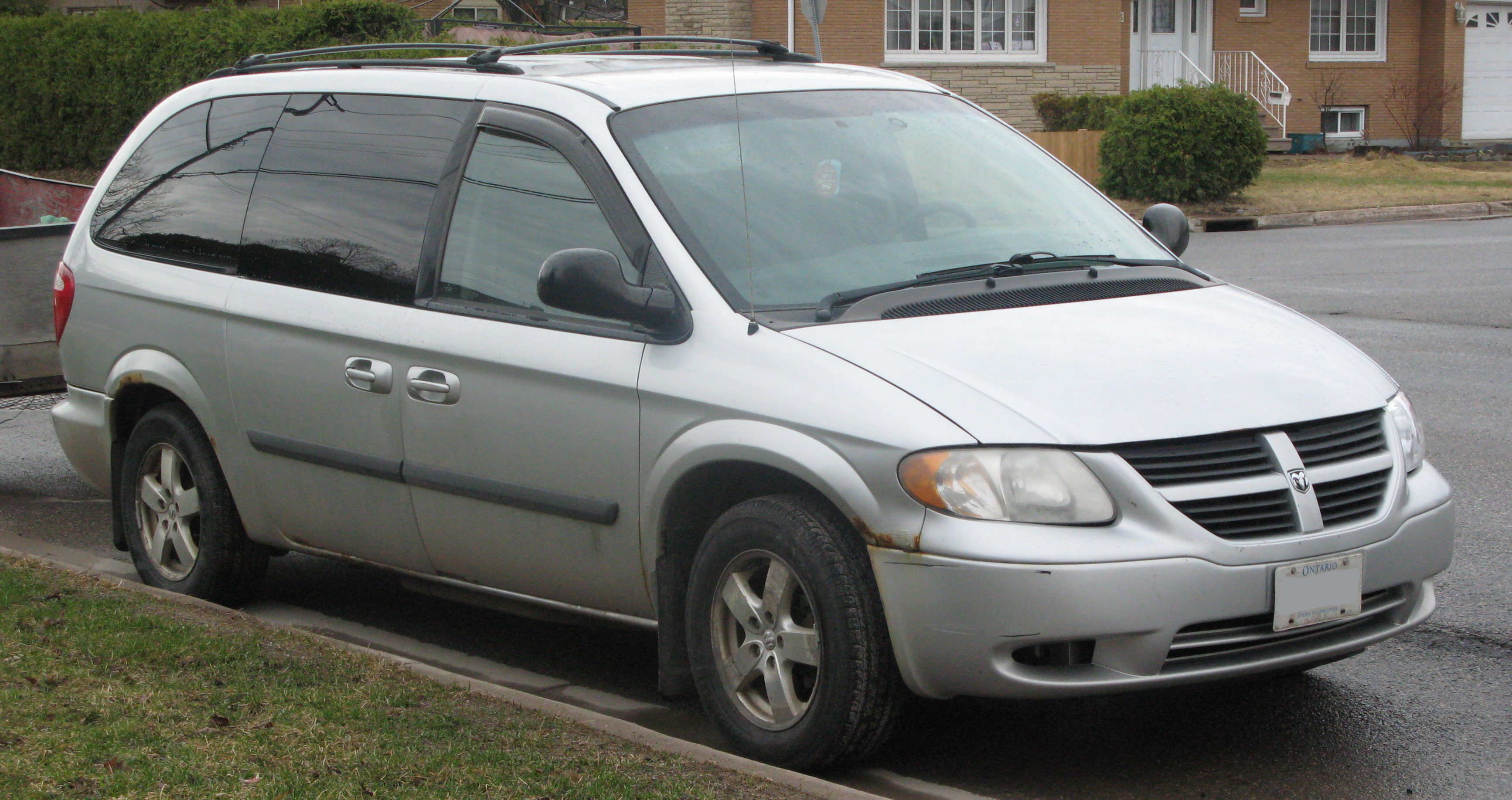 File:2006 Dodge Grand Caravan SE, Front Right, 04-09-2021.jpg - Wikimedia  Commons