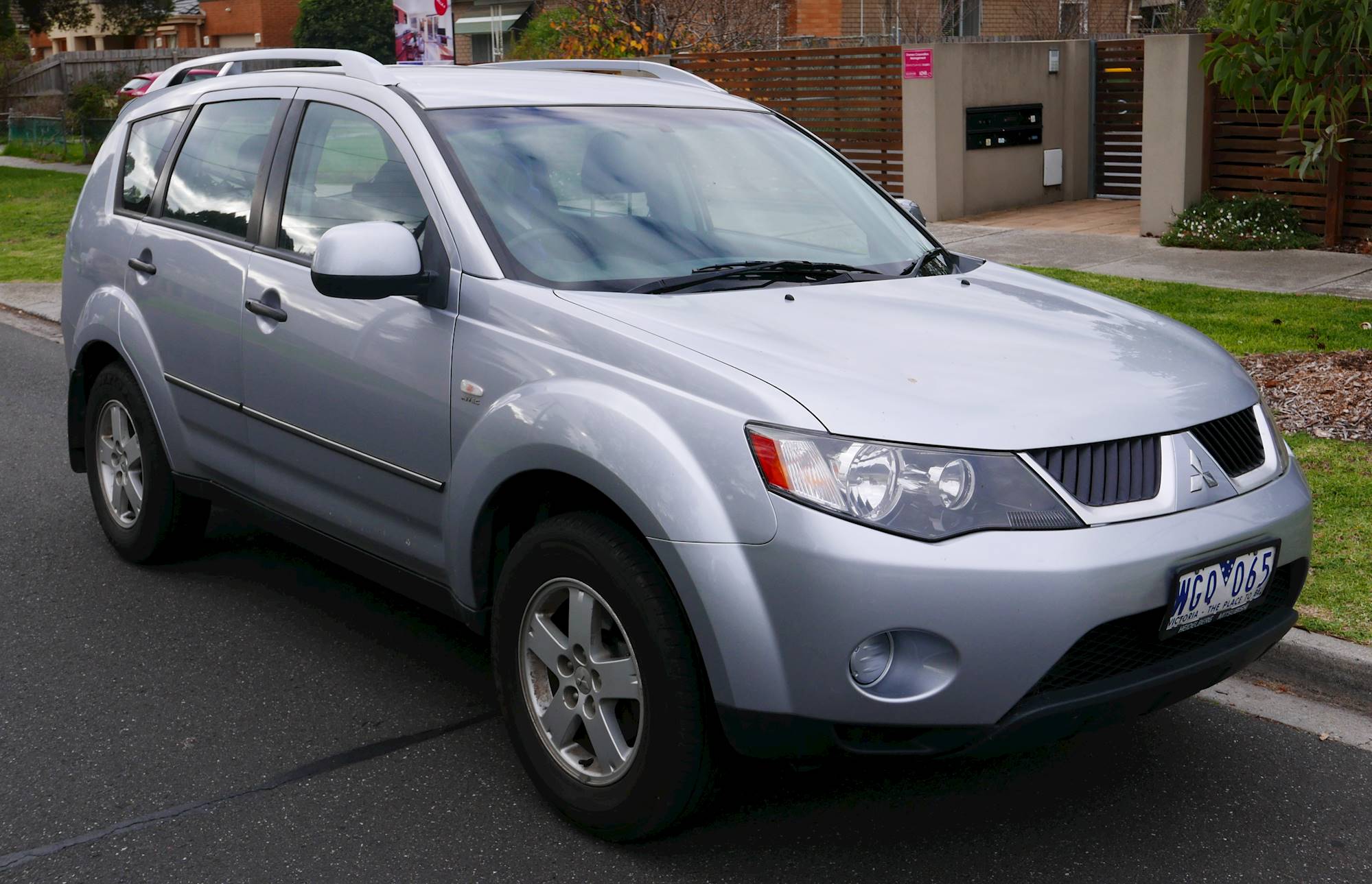 2008 Mitsubishi Outlander ES - 4dr SUV 2.4L CVT auto