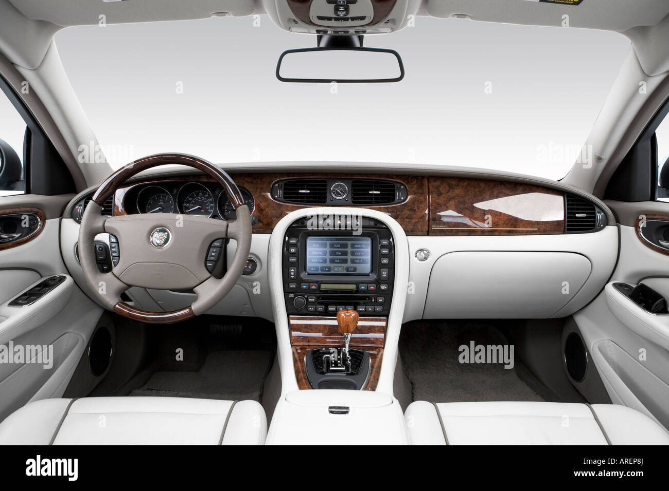 2006 Jaguar XJ Vanden Plas in Green - Dashboard, center console, gear  shifter view Stock Photo - Alamy
