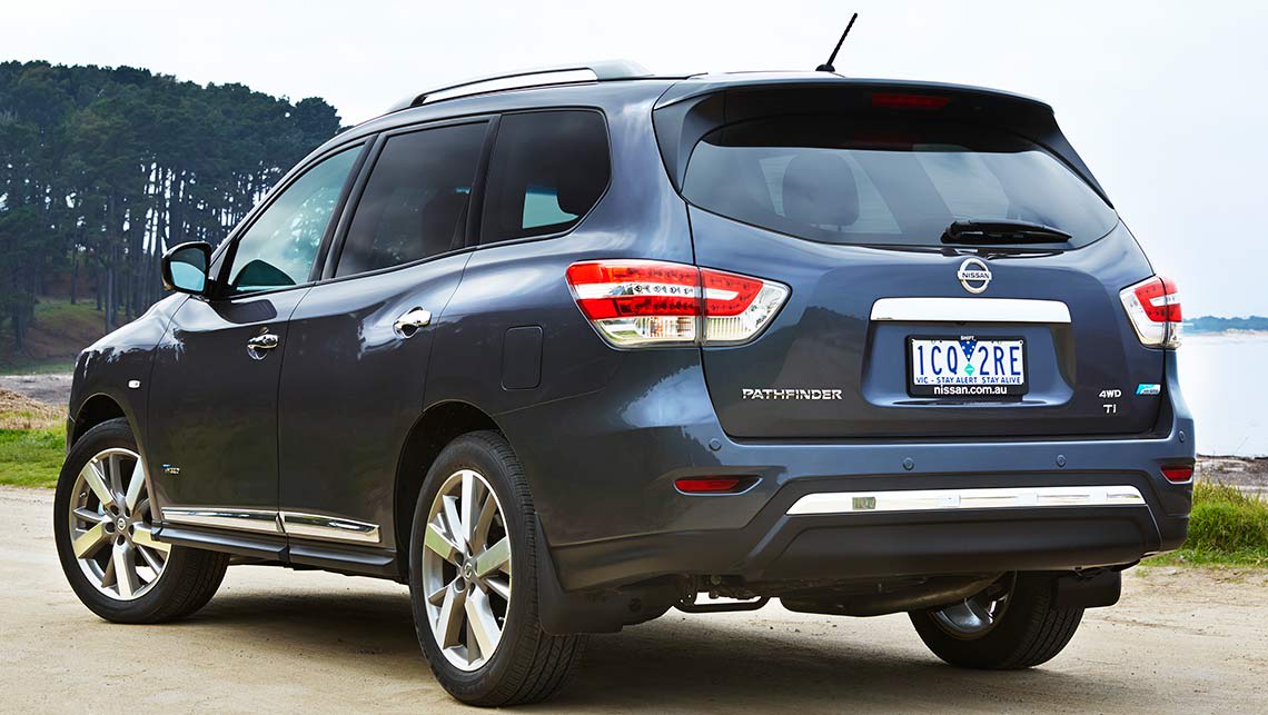 Nissan Pathfinder Hybrid ST 2015 review | CarsGuide