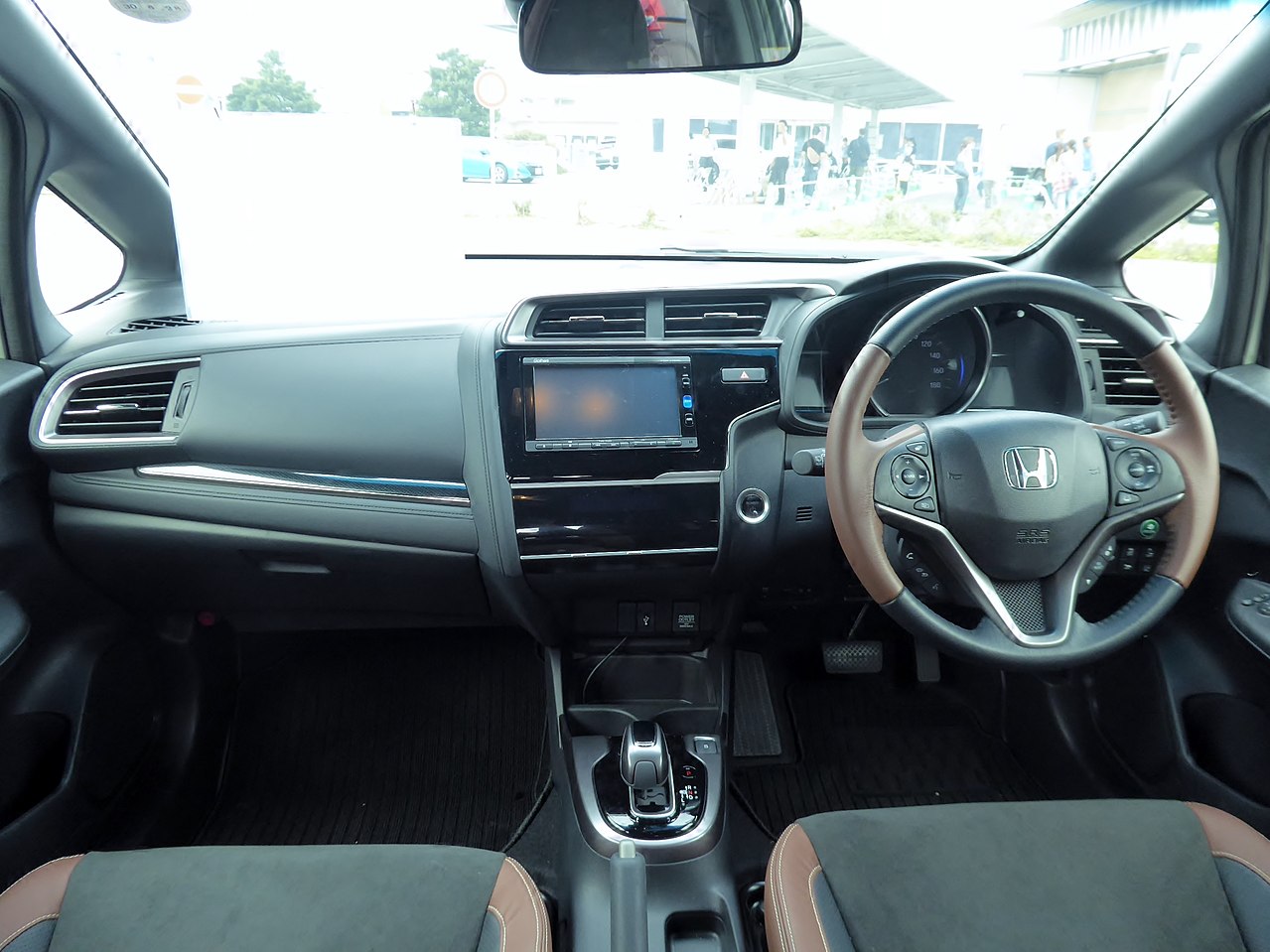 File:Honda FIT HYBRID・L Honda SENSING (DAA-GP5) interior.jpg - Wikimedia  Commons