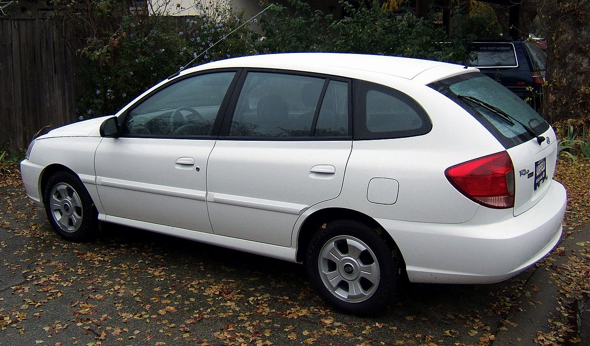 File:Kia-rio-cinco-2005-white.jpeg - Wikimedia Commons