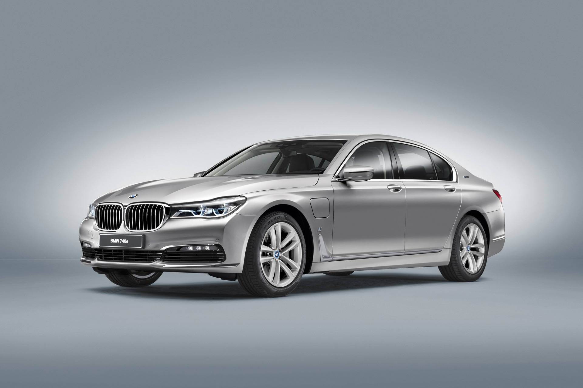 2017 BMW 740e plug-in hybrid gets 64 mpge, 14-mile electric range