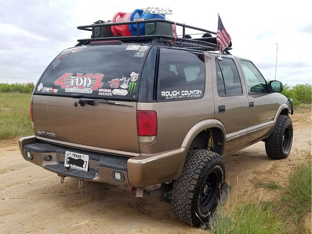 2004 Chevrolet S10 Blazer Wheel Offset Aggressive > 1" Outside Fender  Suspension Lift 2.5" | 992344 | TrailBuilt Off-Road