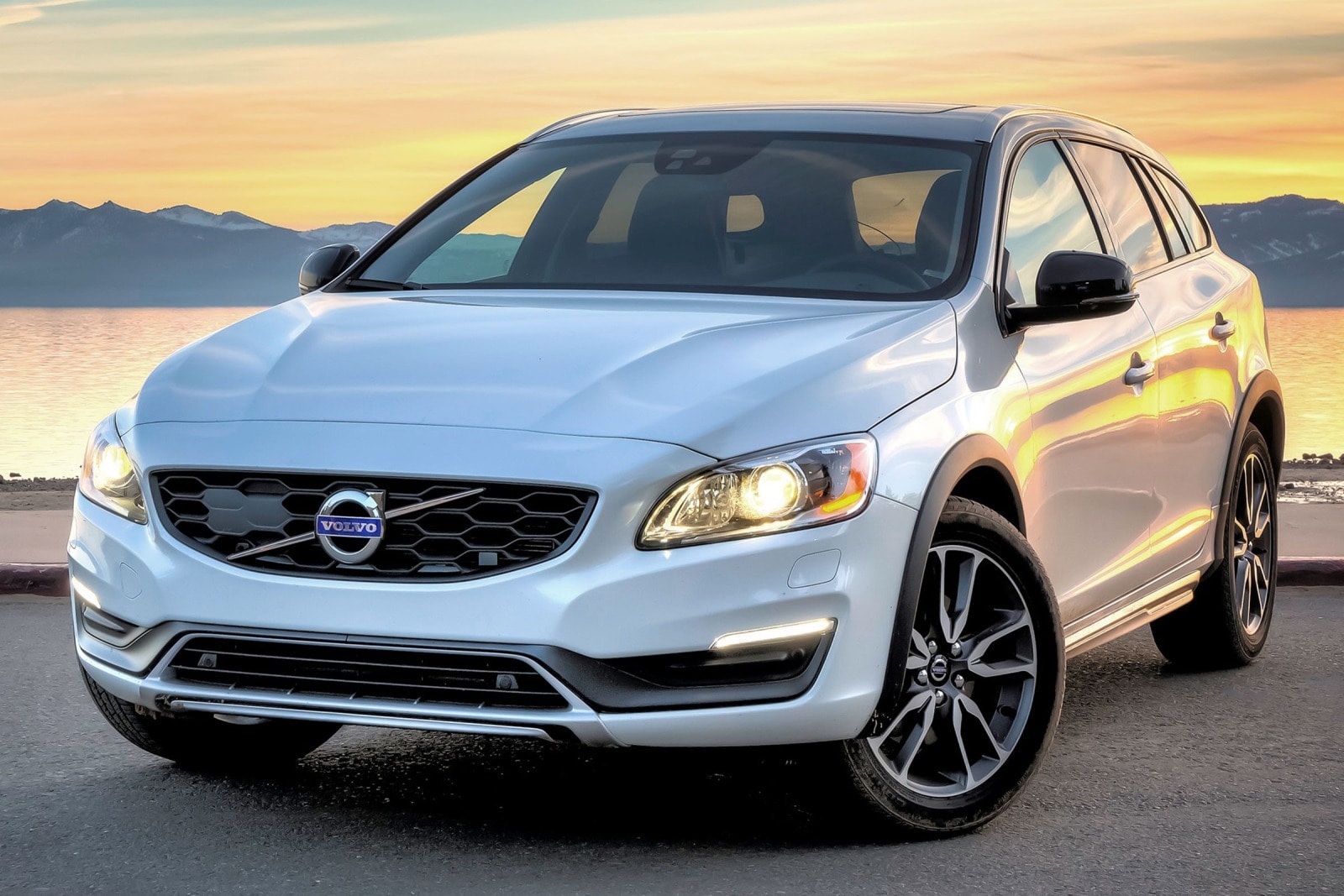 2015 Volvo V60 Cross Country Review & Ratings | Edmunds