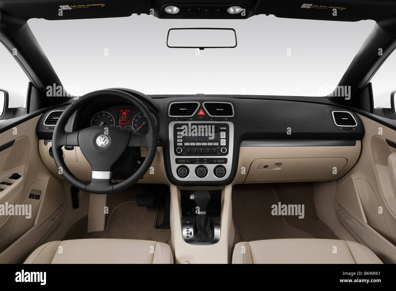 2009 Volkswagen Eos Komfort in White - Dashboard, center console, gear  shifter view Stock Photo - Alamy