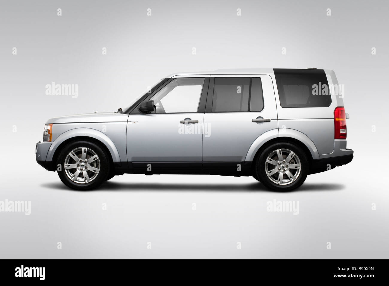 2009 Land Rover LR3 HSE in Silver - Drivers Side Profile Stock Photo - Alamy