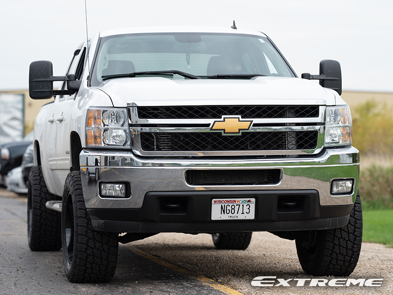 2014 Chevrolet Silverado 2500 HD - 20x10 Fuel Offroad Wheels 305/55R20  Nitto Tires