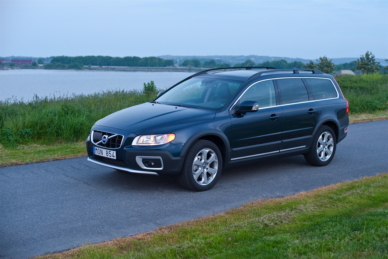 Upgraded 2012 Volvo XC70 and S80 get latest infotainment and safety  technology - Volvo Car USA Newsroom