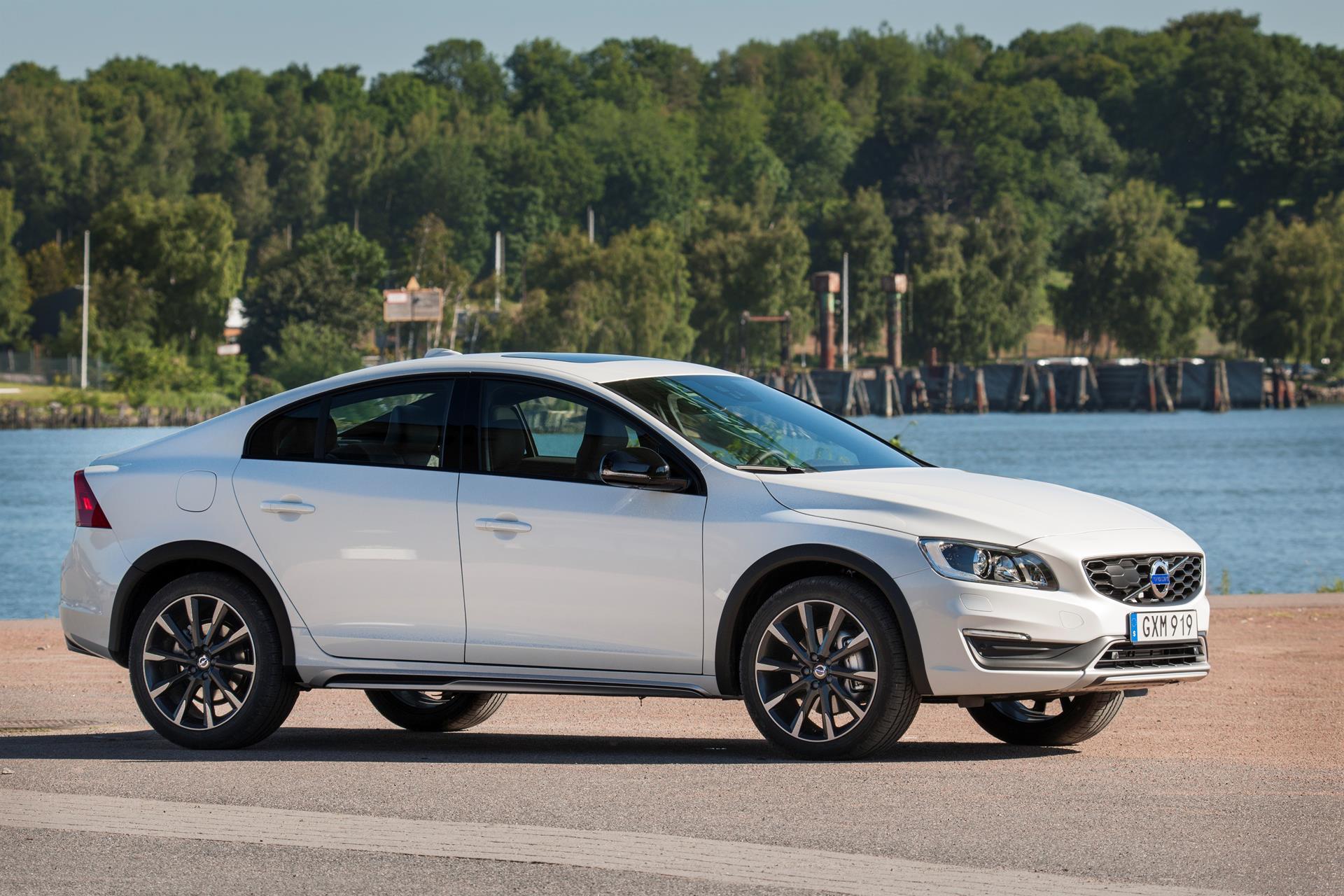 2017 Volvo S60 Cross Country News and Information