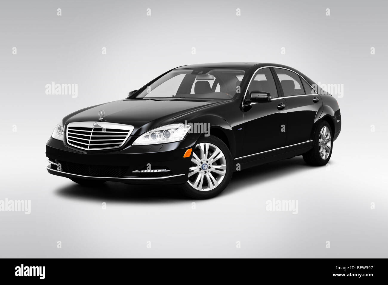 2010 Mercedes-Benz S-Class Hybrid S400 in Black - Front angle view Stock  Photo - Alamy