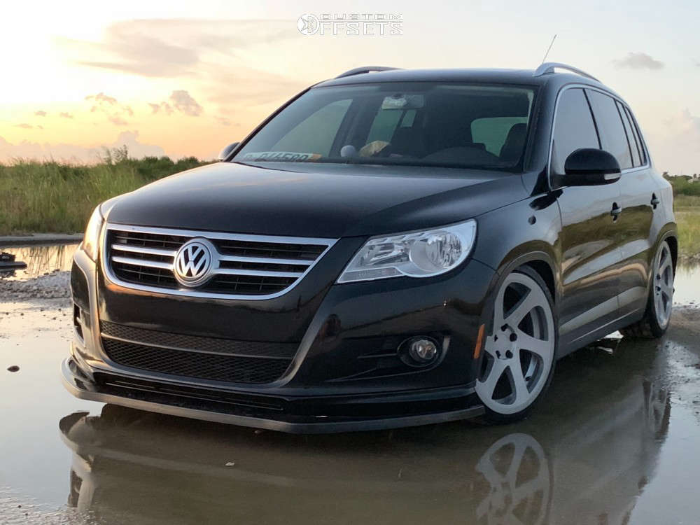 2009 Volkswagen Tiguan with 19x8.5 42 3SDM 0.06 and 235/30R19 Firestone  Indy 500 and Air Suspension | Custom Offsets