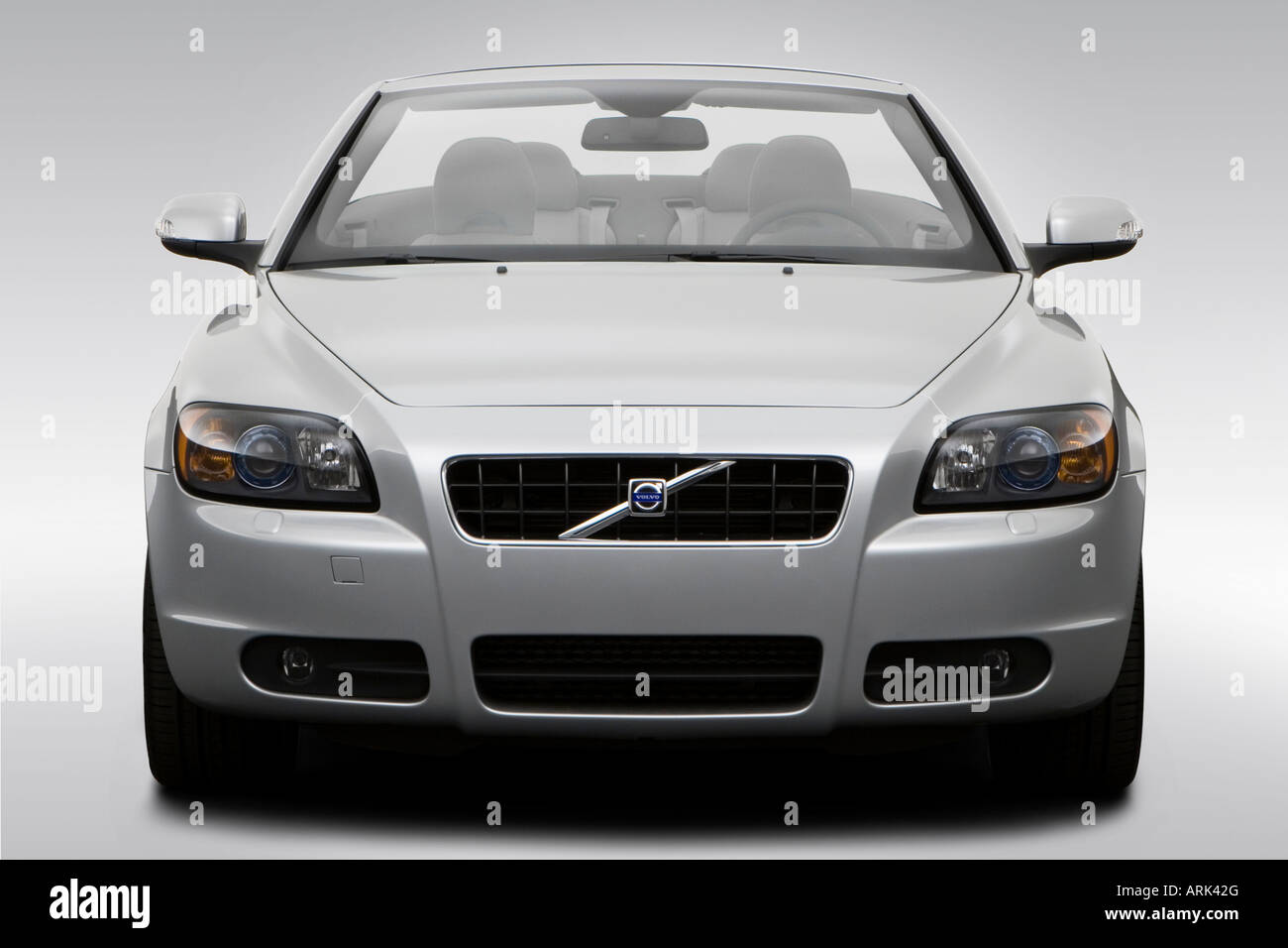 2008 Volvo C70 T5 in Silver - Low/Wide Front Stock Photo - Alamy