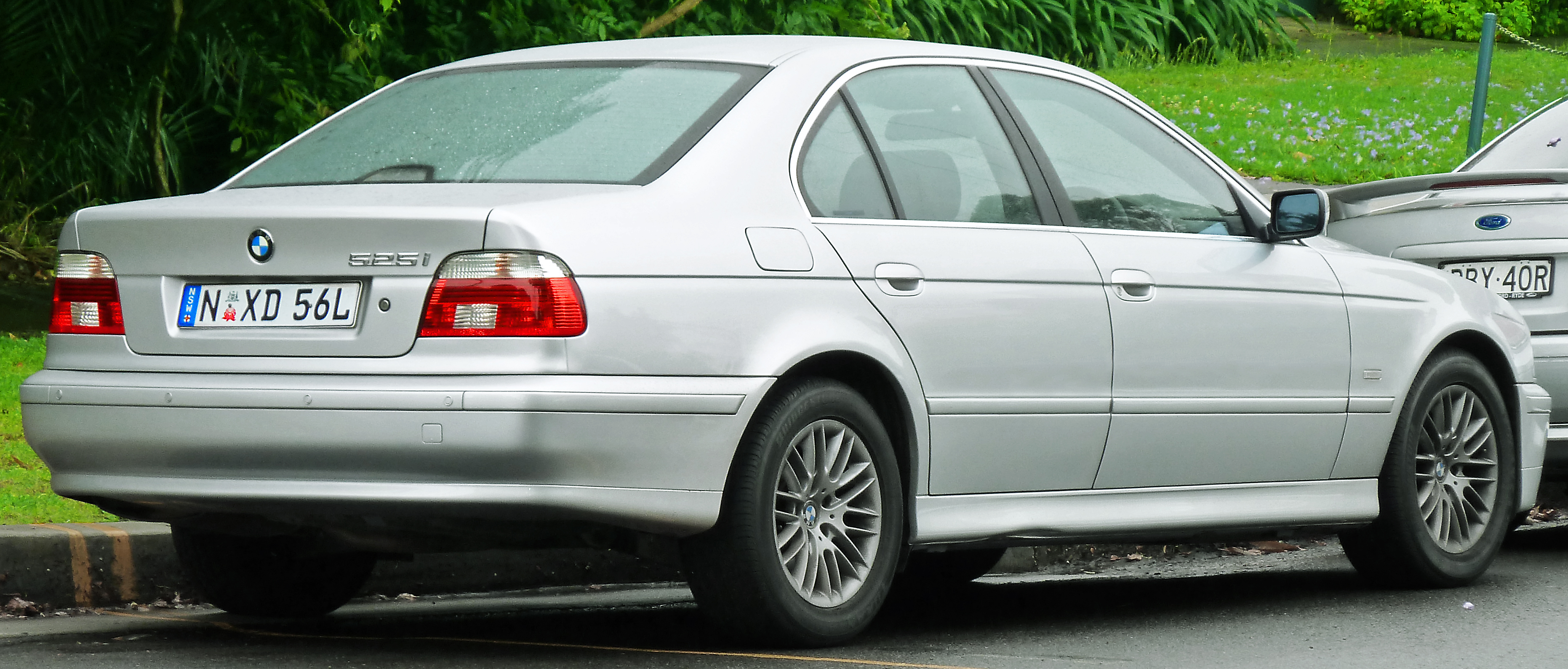File:2000-2003 BMW 525i (E39) Executive sedan (2011-11-17).jpg - Wikimedia  Commons