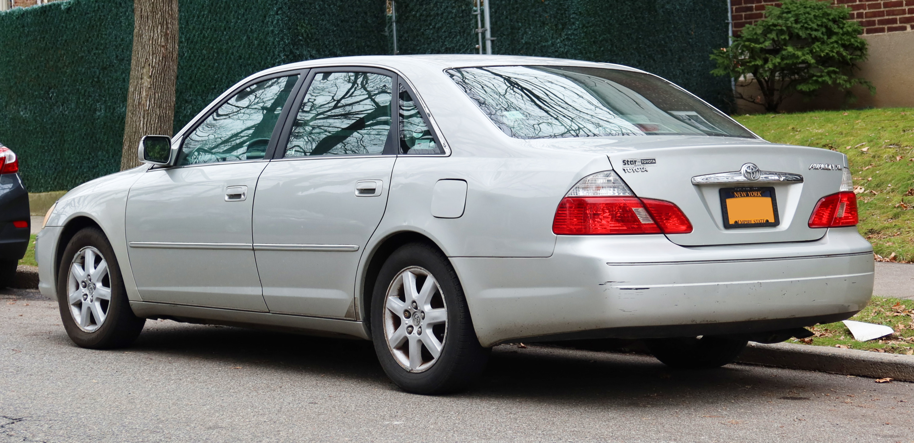 File:2003 Toyota Avalon XL, rear 1.1.21.jpg - Wikimedia Commons