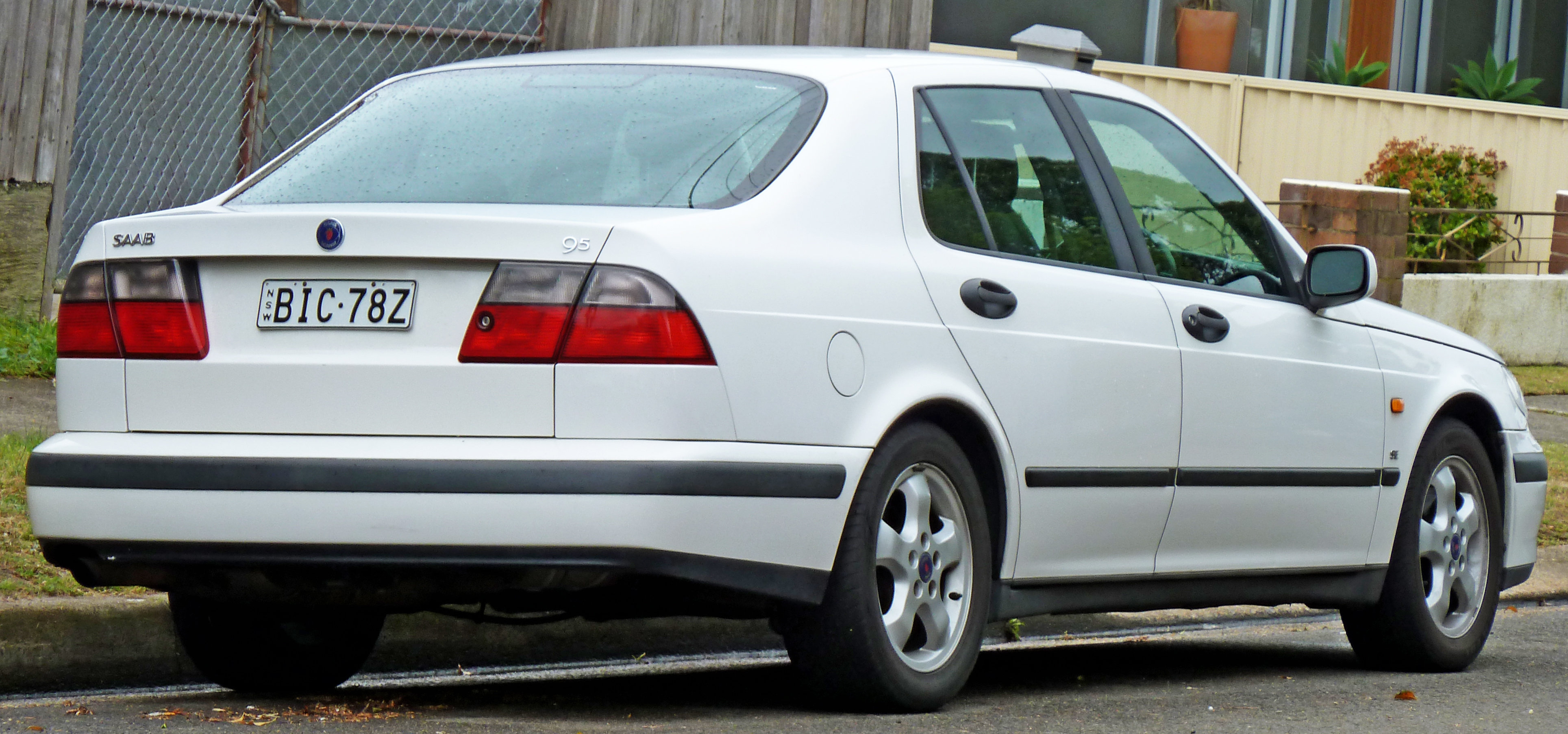 File:1997-2001 Saab 9-5 SE sedan 02.jpg - Wikimedia Commons