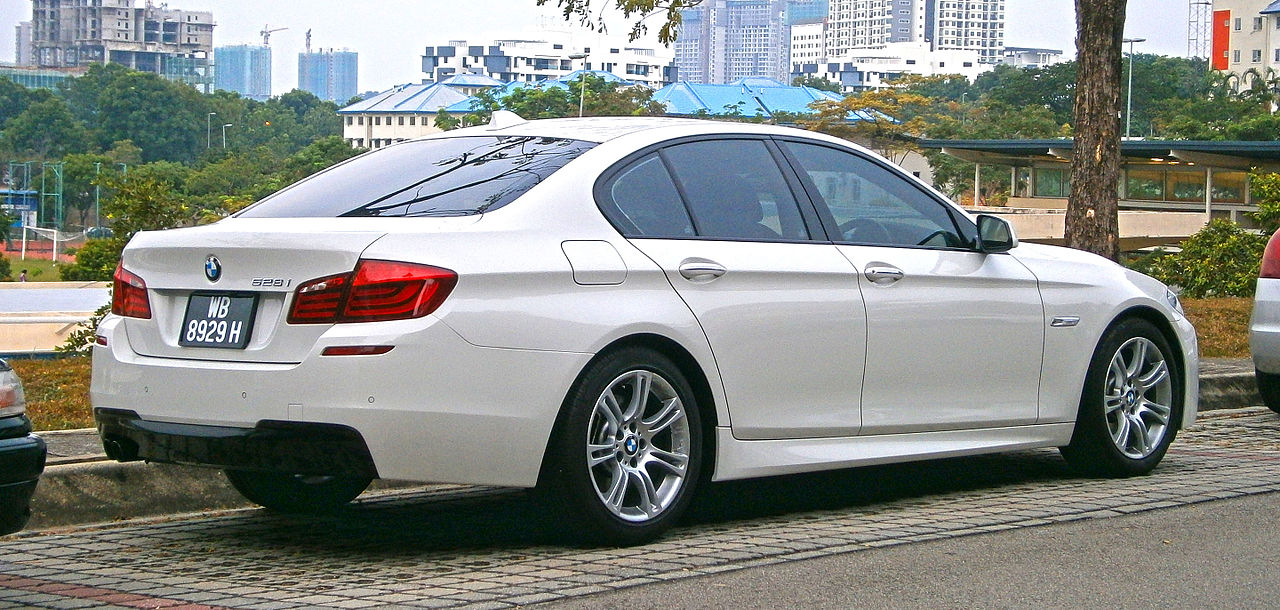 File:2015 BMW 528i (5 Series, F10) M Sport 4-door sedan (19734753872).jpg -  Wikimedia Commons