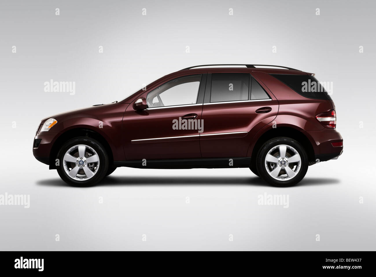 2010 Mercedes-Benz M-Class ML350 in Red - Drivers Side Profile Stock Photo  - Alamy