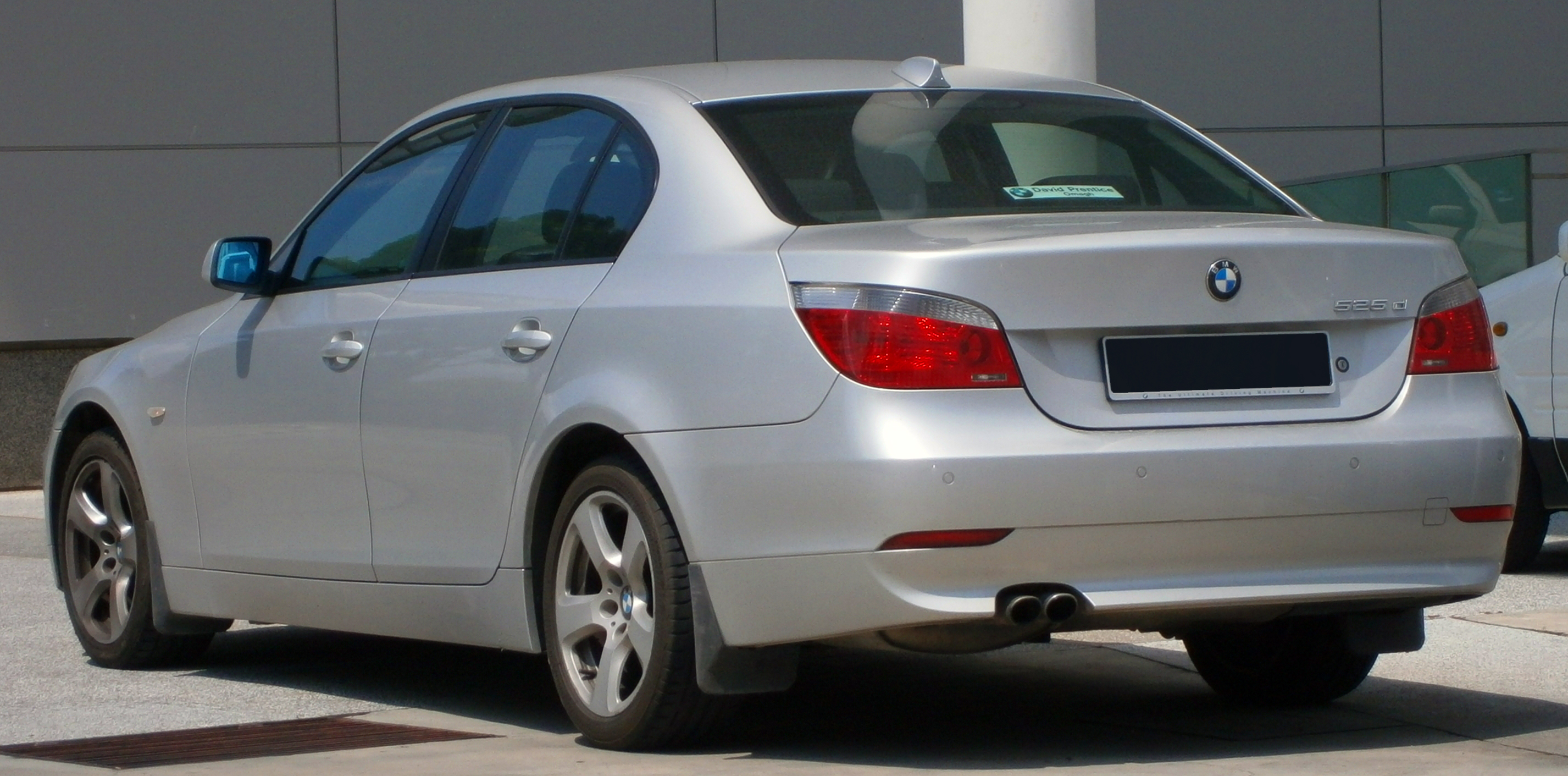 File:2004-2007 BMW 525d (E60, 5-Series) saloon in Cyberjaya, Malaysia  (02).jpg - Wikimedia Commons