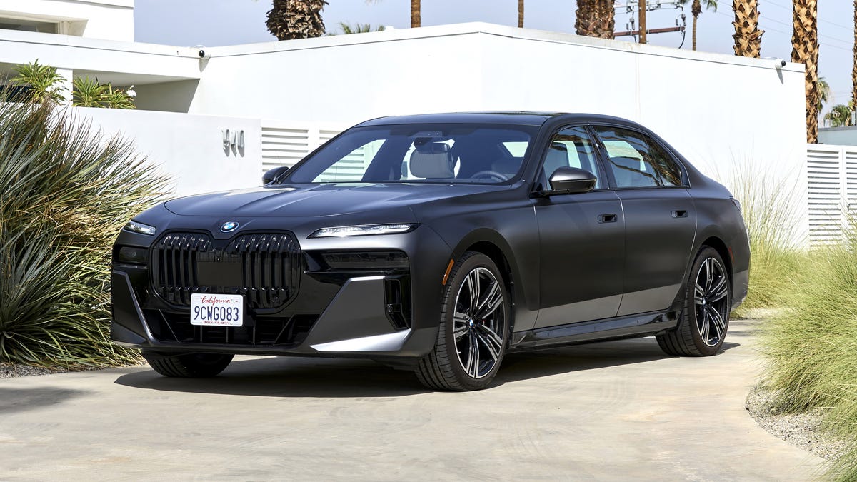2023 BMW 7 Series and i7 First Drive Review: The Technophile's Luxury  Sedans - CNET