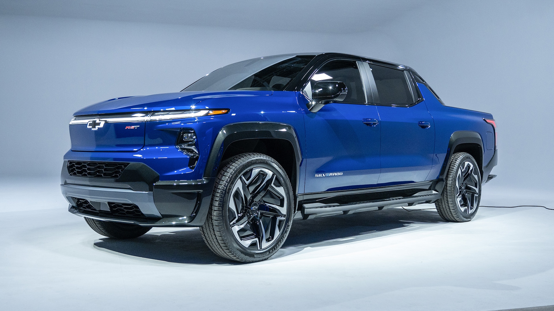 2024 Chevrolet Silverado EV First Look: Chevy's Electric Truck Puts F-150  Lightning on Notice