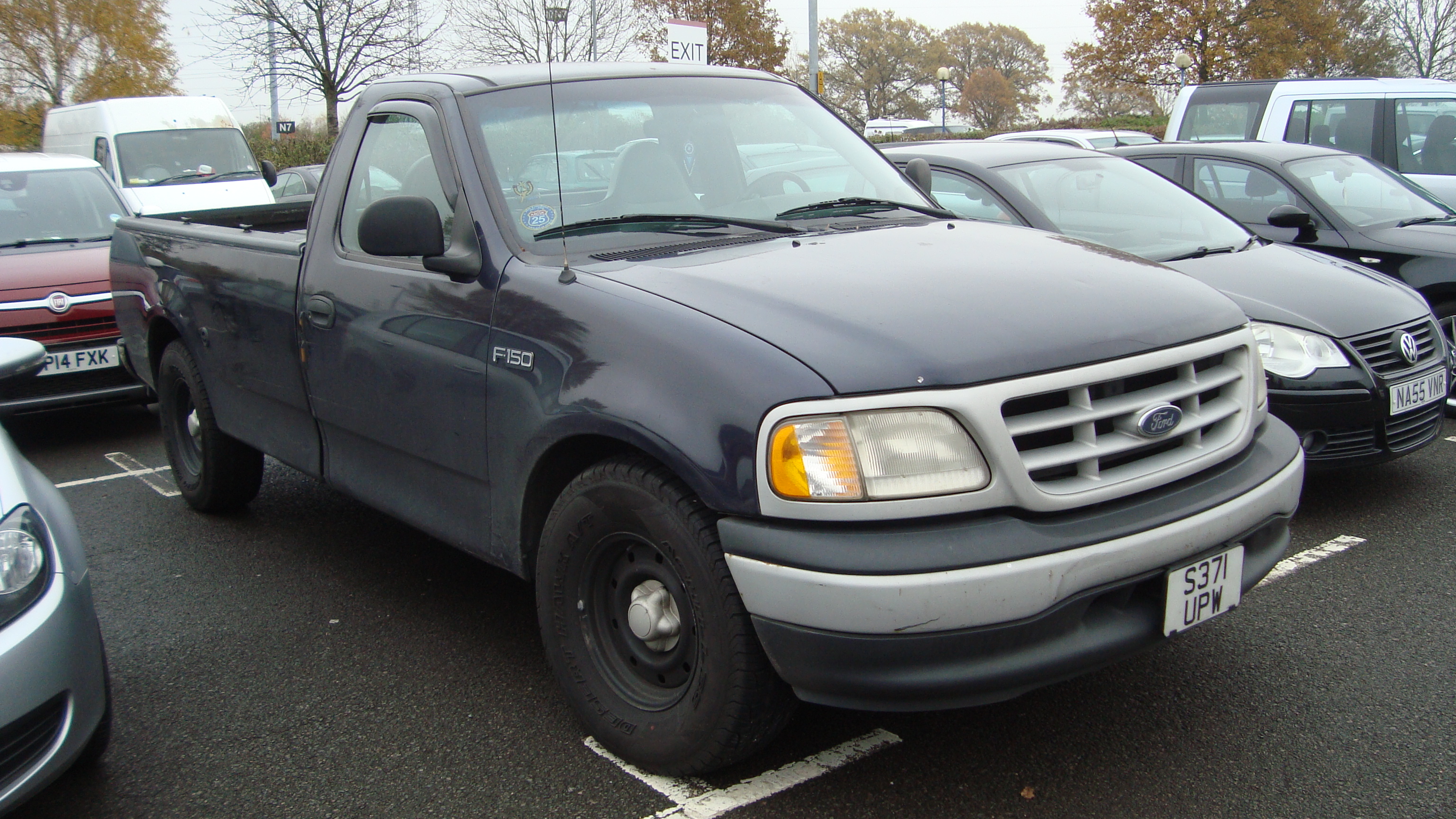 File:1999 Ford F150 4.2 V6 (15716621460).jpg - Wikimedia Commons