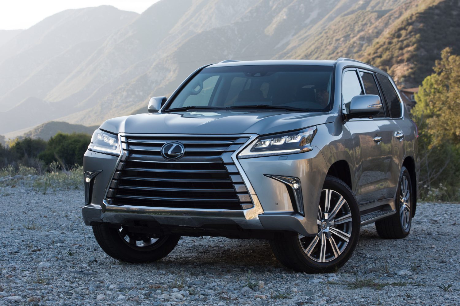 Making a Classic Entrance: Lexus Debuts Refreshed 2016 LX 570 Luxury  Utility Vehicle at Pebble Beach Concours d? Elegance - Lexus USA Newsroom