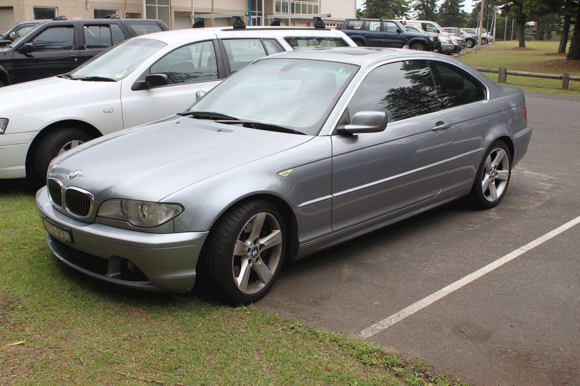 2004 BMW 330 xi 4dr All-wheel Drive Sedan 6-spd manual w/OD