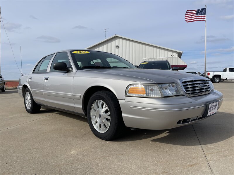 2005 Ford Crown Victoria LX